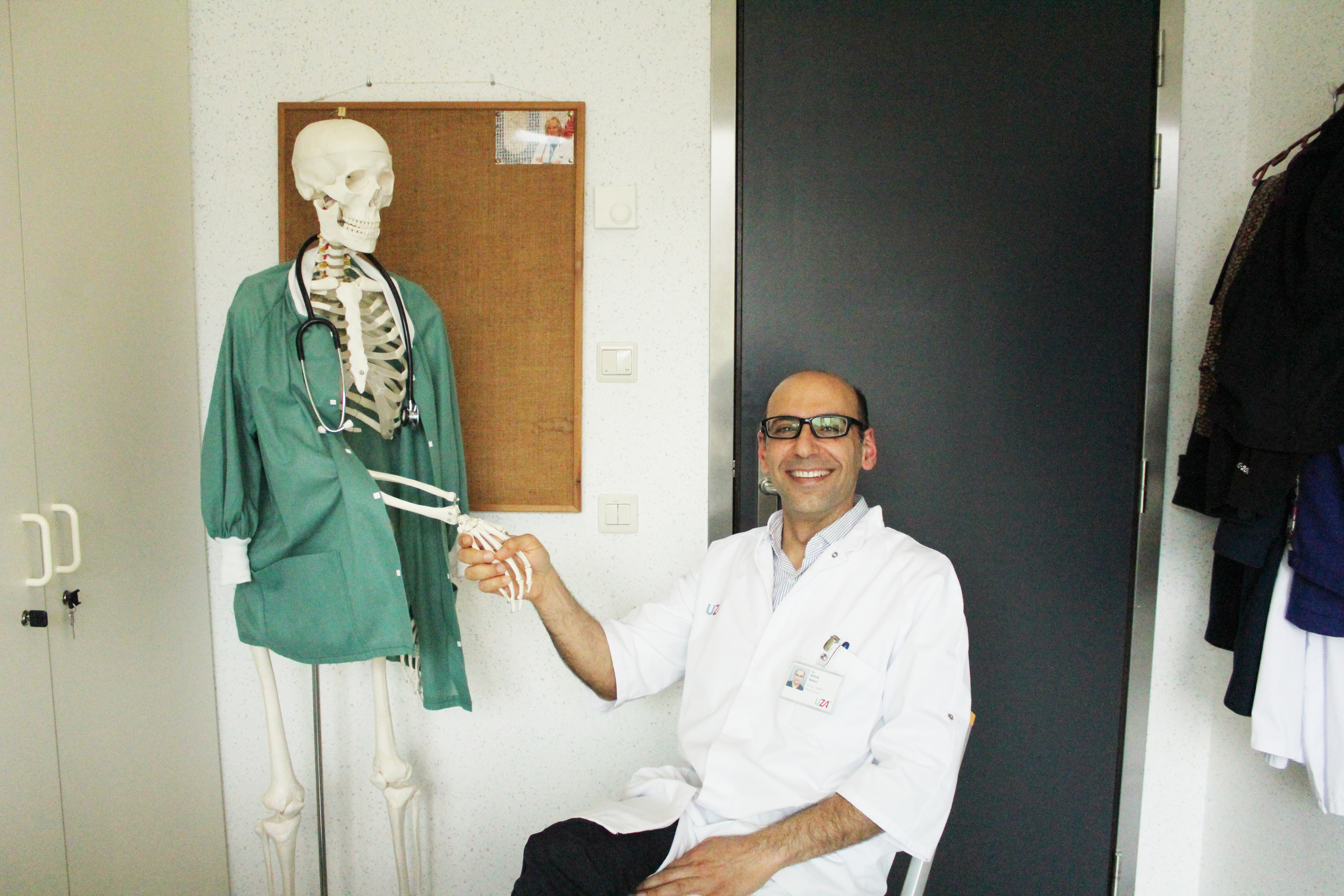 Dokter naast een skelet