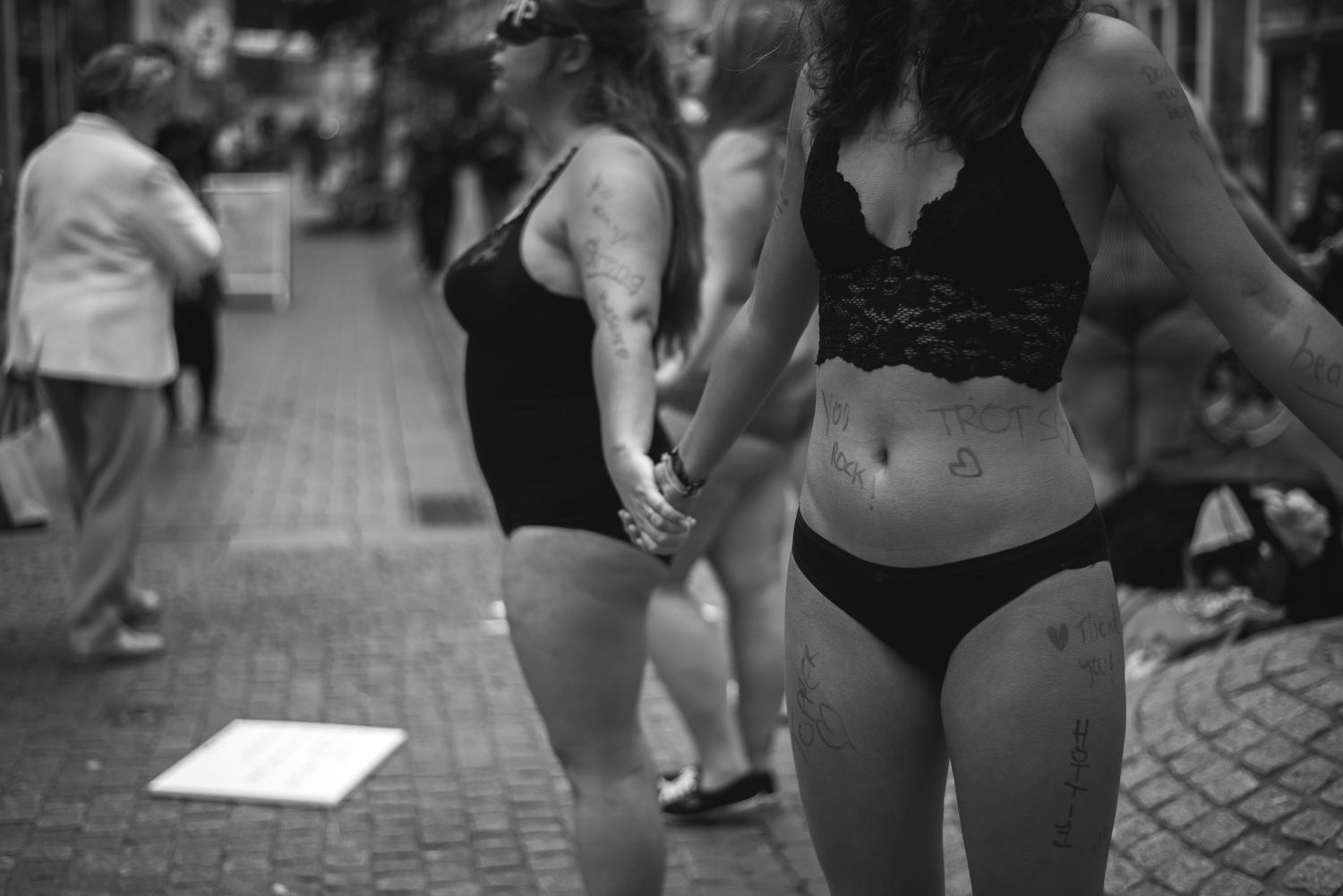 Vrouw in lingerie op straat tijdens protest