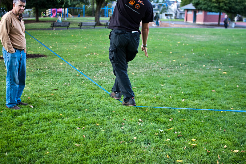 Bij slacklinen balanceer je vlak boven de grond op een touw