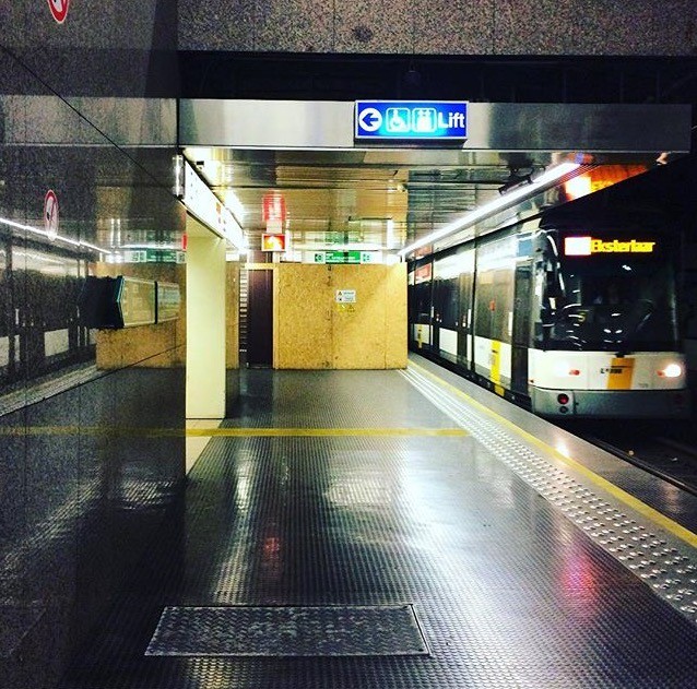 Tram in een metrostation