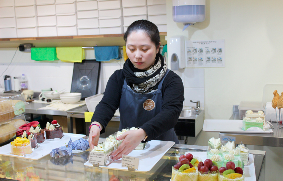 Chung Hzu Zung werkt met enkele vrienden in de bakkerij Bake, gelegen in Chinatown. 