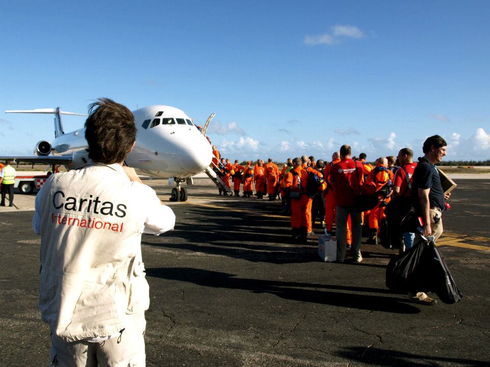 Medewerkers van Caritas International vertrekken vanop de luchthaven naar Haïti