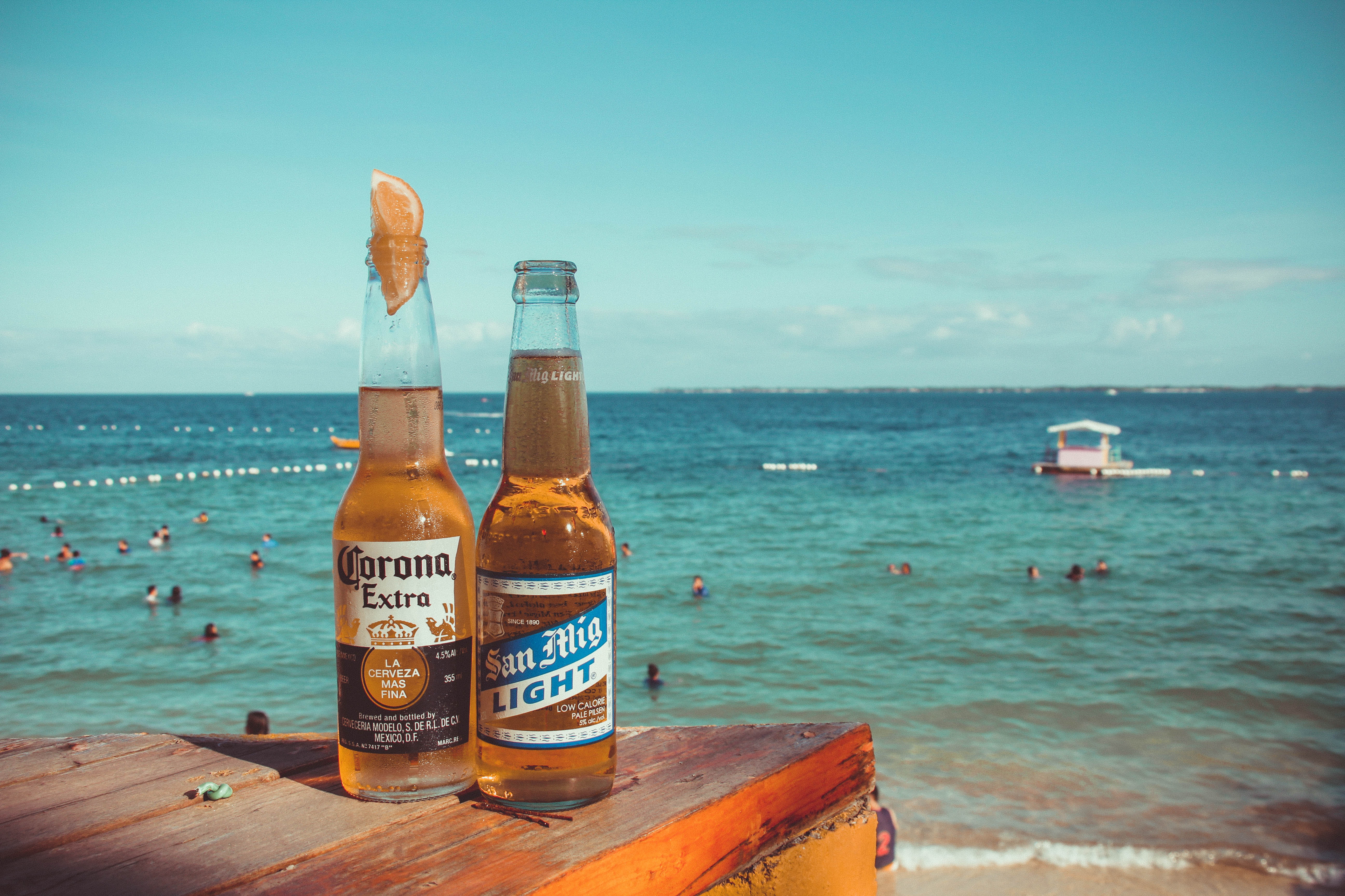 Corona bier op een strand