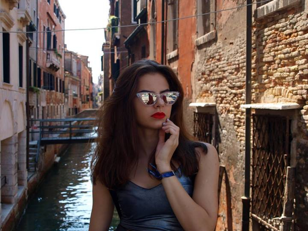 vrouw in gondel in Venetië
