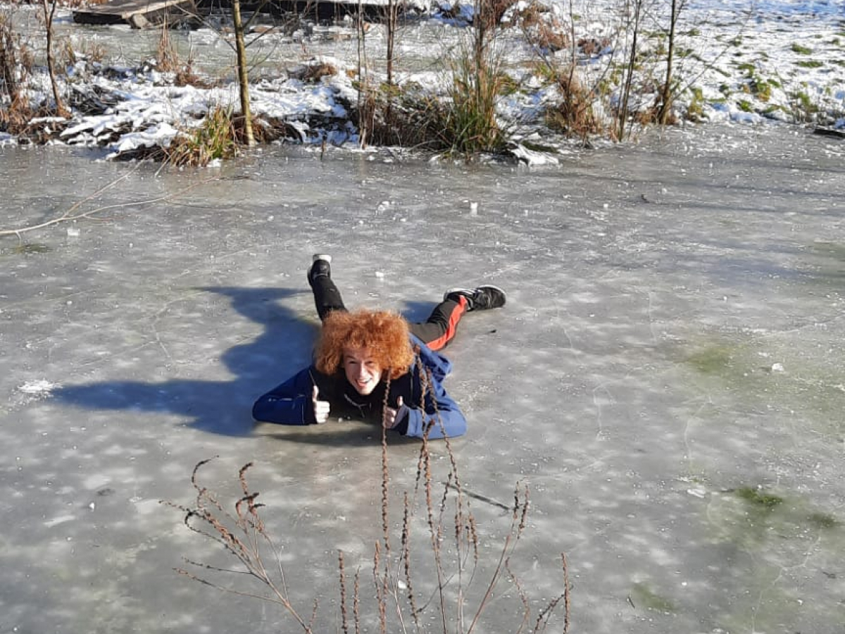 Je ziet Winne liggend op het ijs.